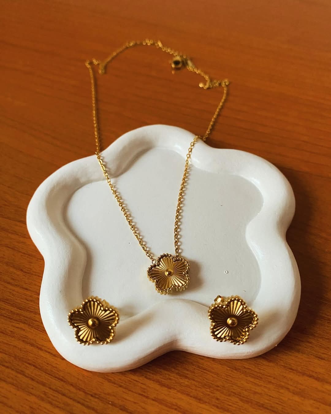 Set de cadenita y aritos de flores doradas